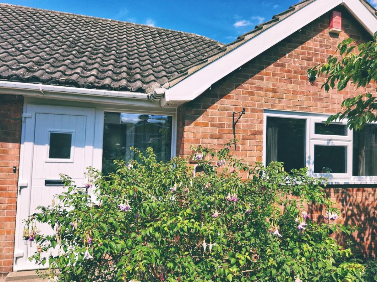 Fourth Avenue, Lovely Bungalow Available For Guests And Contractors Parking Wifi Nottingham Exterior photo